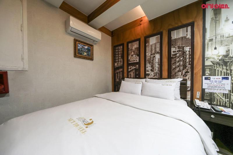 Sky Motel image