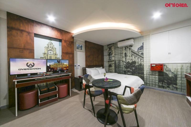Sky Motel image