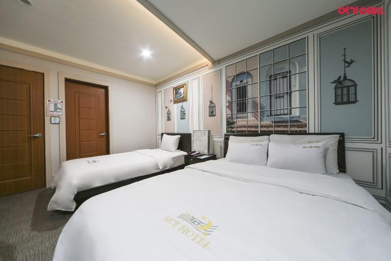 Sky Motel image