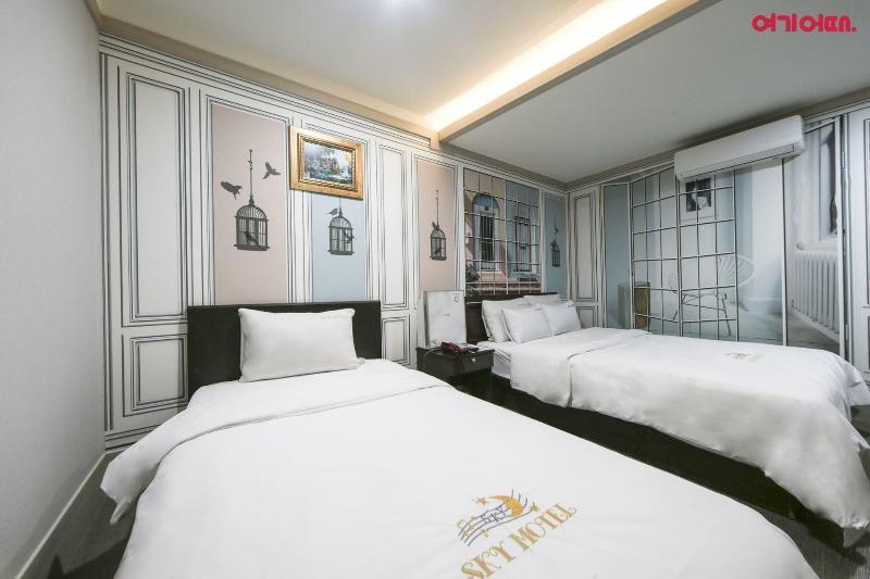 Sky Motel image