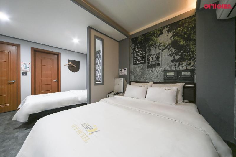 Sky Motel image