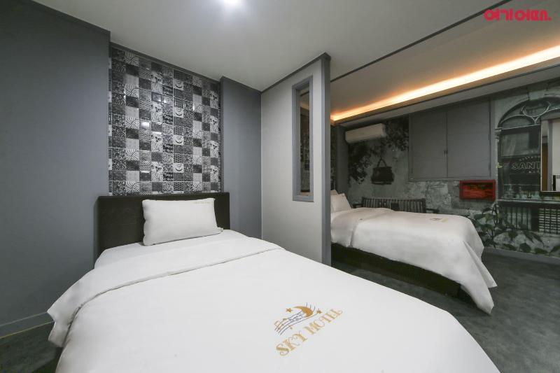 Sky Motel image
