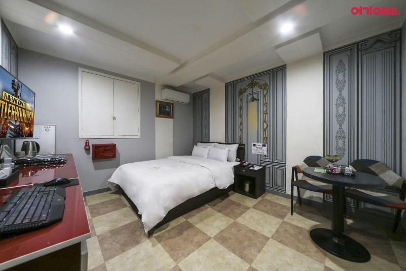 Sky Motel image