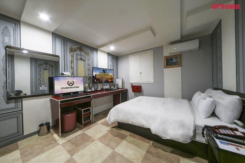 Sky Motel image