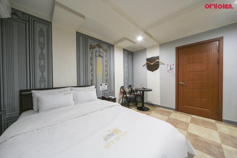 Sky Motel image