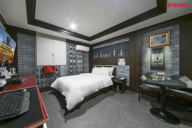 Sky Motel image