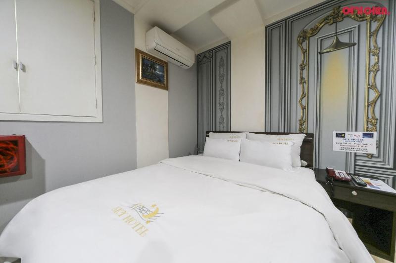 Sky Motel image