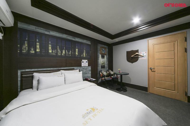 Sky Motel image