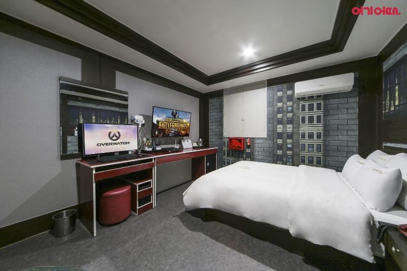 Sky Motel image