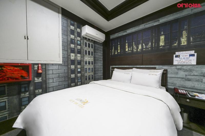 Sky Motel image