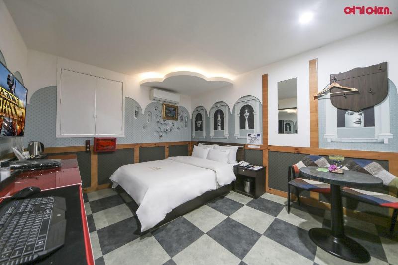 Sky Motel image