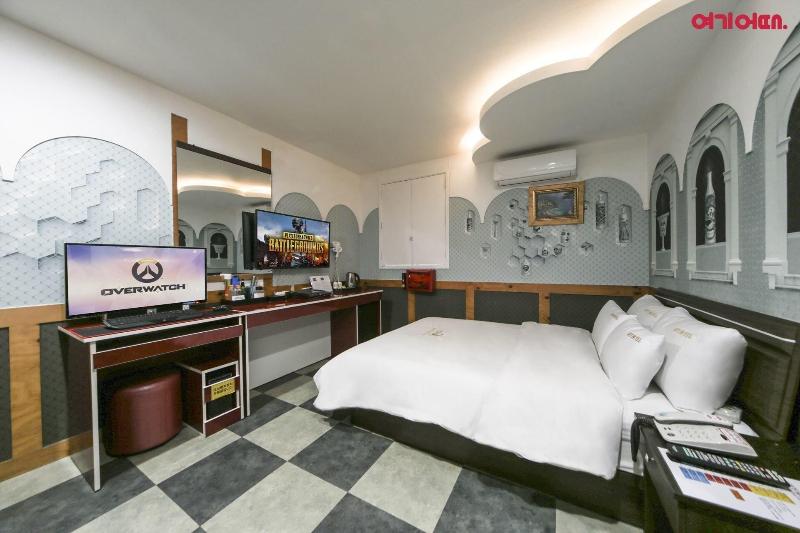 Sky Motel image