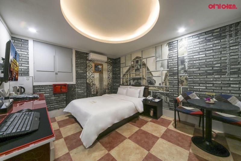 Sky Motel image