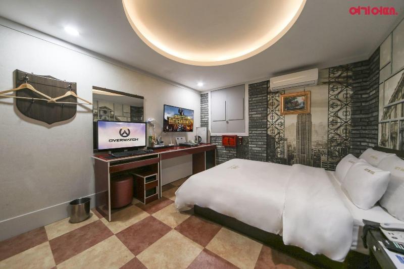 Sky Motel image