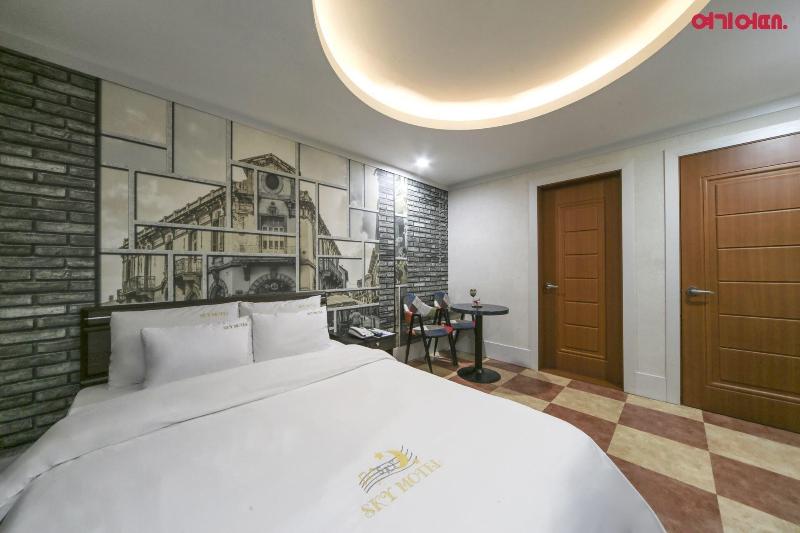 Sky Motel image