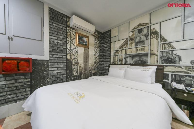 Sky Motel image