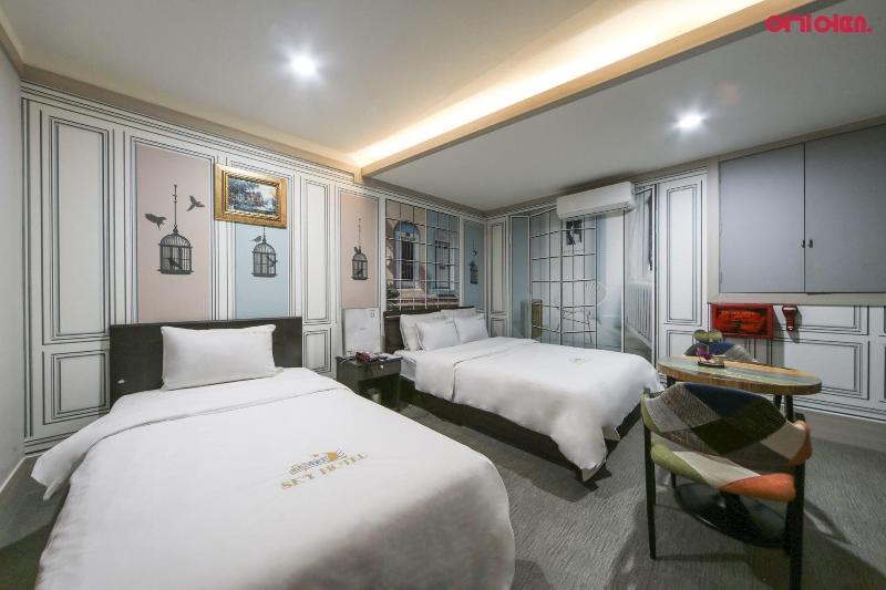 Sky Motel image