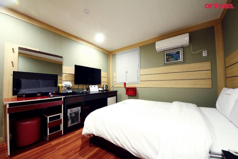 Sky Motel image