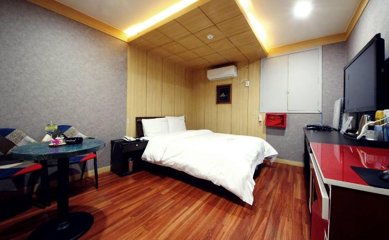 Sky Motel image