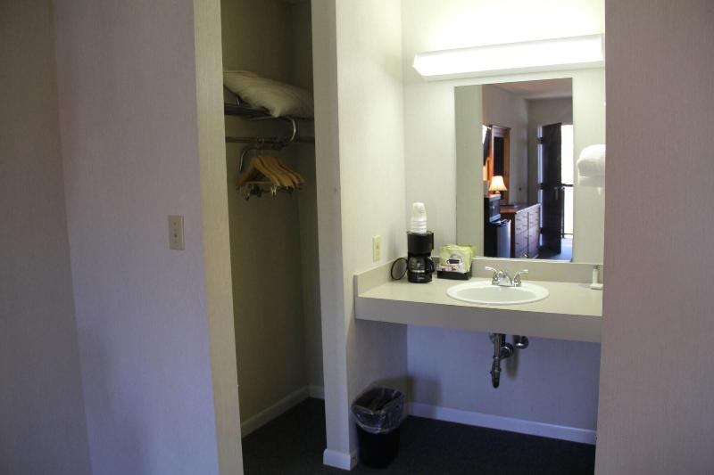 Skyline Lodge image