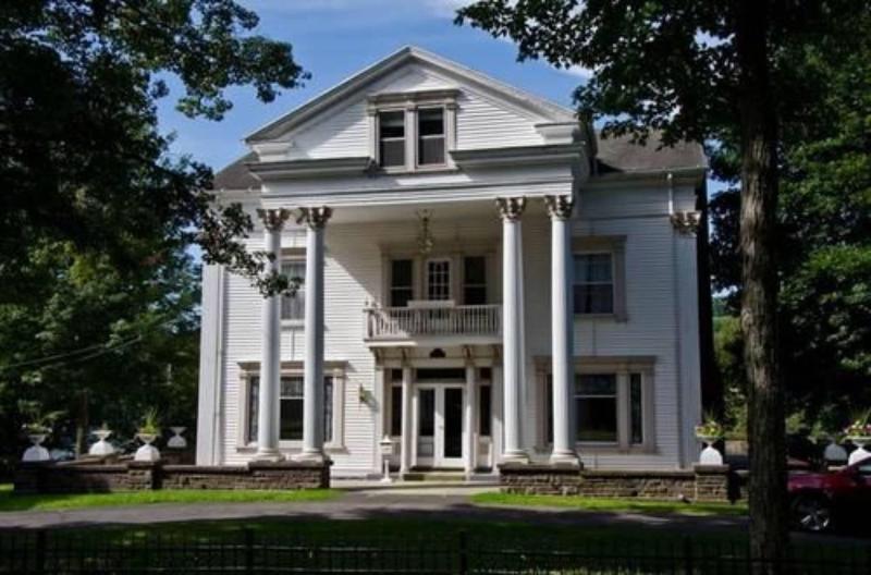 The Queen of the Catskills B&B image