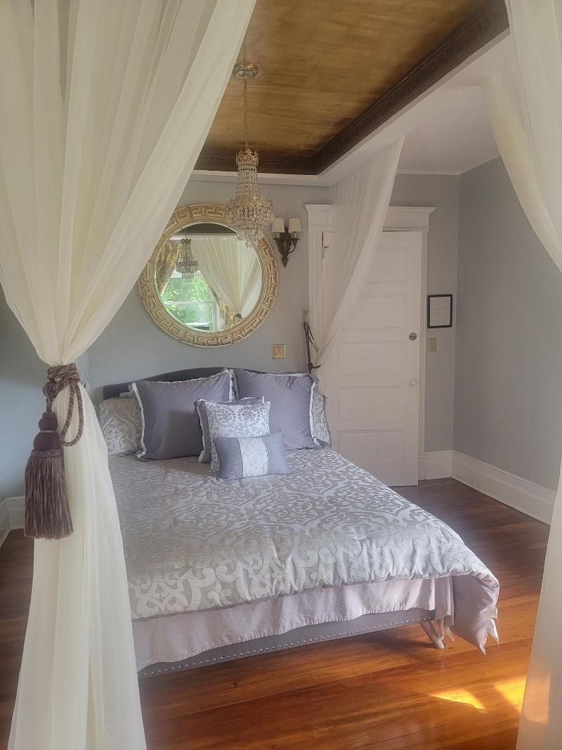 The Queen of the Catskills B&B image