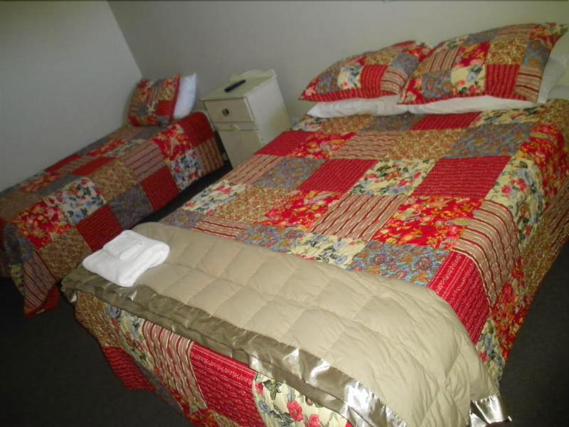 Owls Nest Motel image