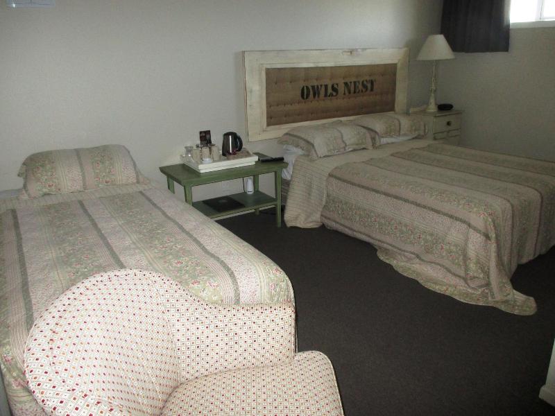 Owls Nest Motel image