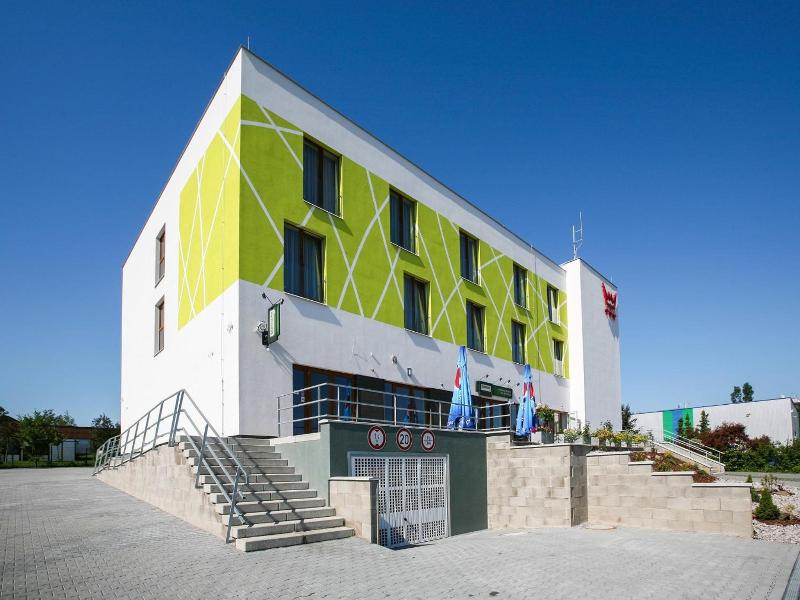 Nad Královnou Hotel & Restaurant image
