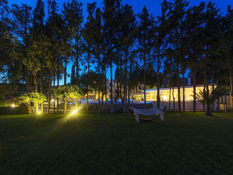Liv Hotel By Bellazure image