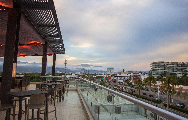 Holiday Inn & SUITES Puerto Vallarta Marina & Golf