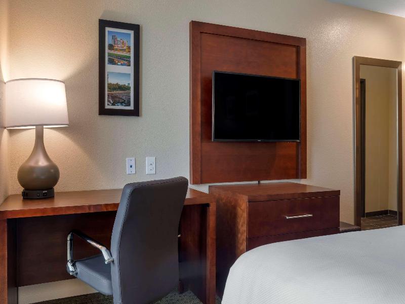 Comfort Inn & Suites Euless Dfw West image