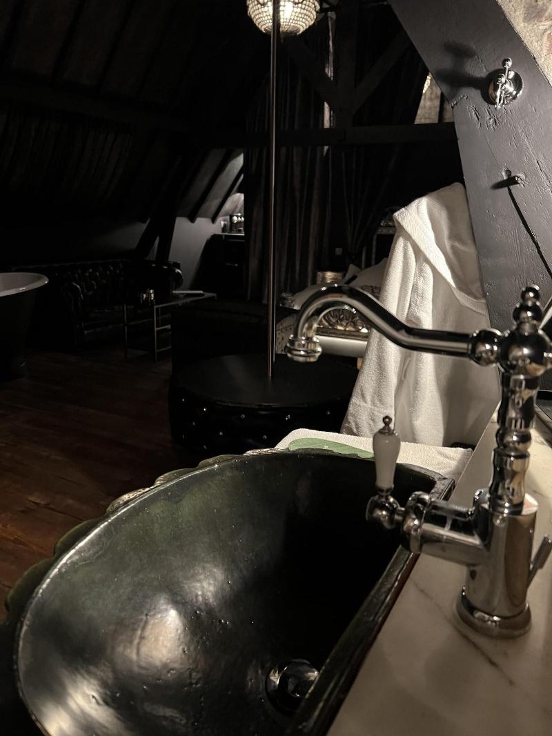 Love Hotel Domaine 10 image