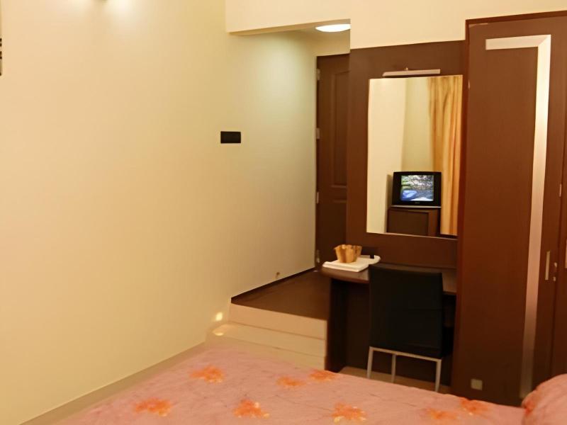 Jk Rooms 108 Hotel Royal Regency image