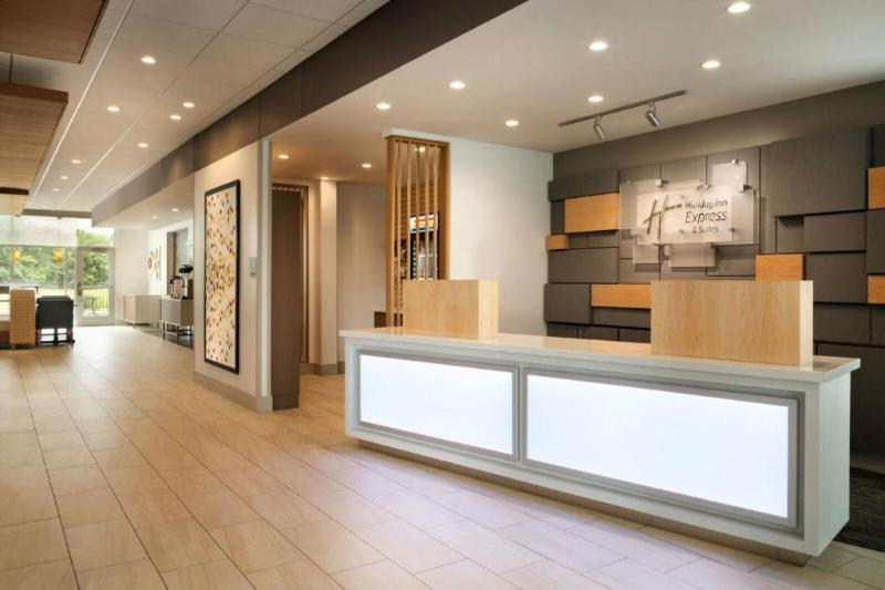 Holiday Inn Express & Suites Fort Wayne North image