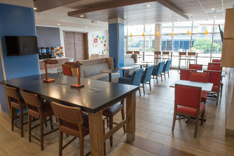 Holiday Inn Express & Suites Fort Wayne North image