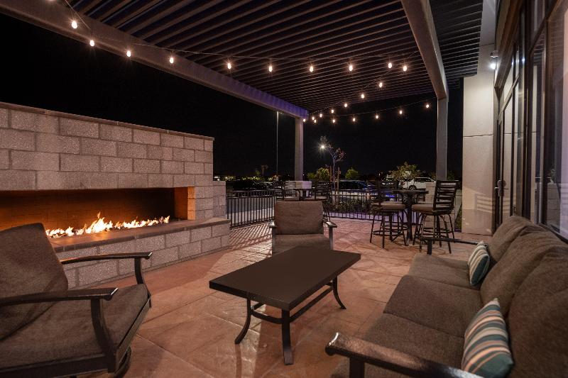 Holiday Inn Express & Suites Gilbert Mesa Gateway image