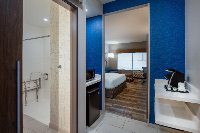 Holiday Inn Express & Suites Gilbert Mesa Gateway image