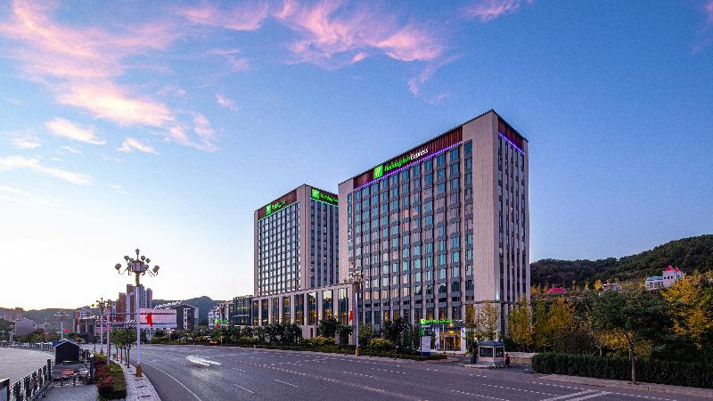 Holiday Inn Express Chengde Park View image