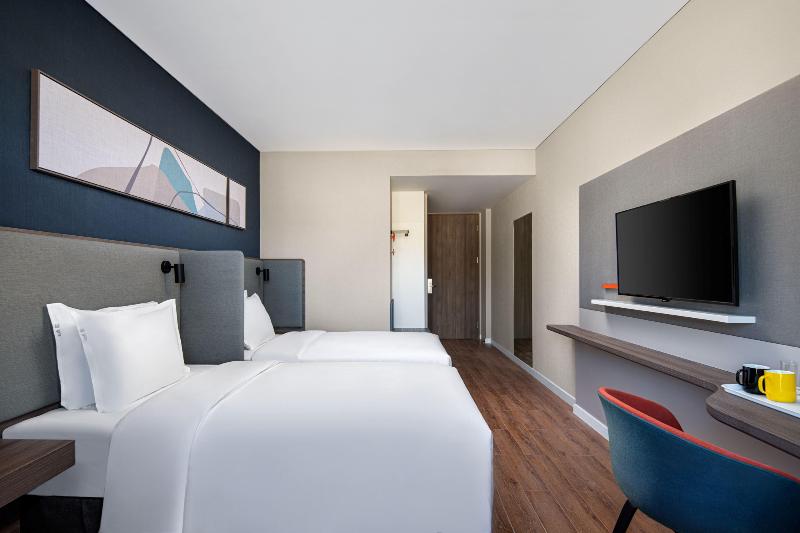 Holiday Inn Express Chengde Park View image