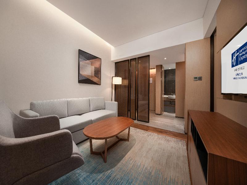 Holiday Inn Express Shenzhen Longhua image
