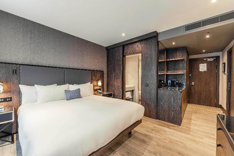 The Fellows House Cambridge Curio Collection By H image
