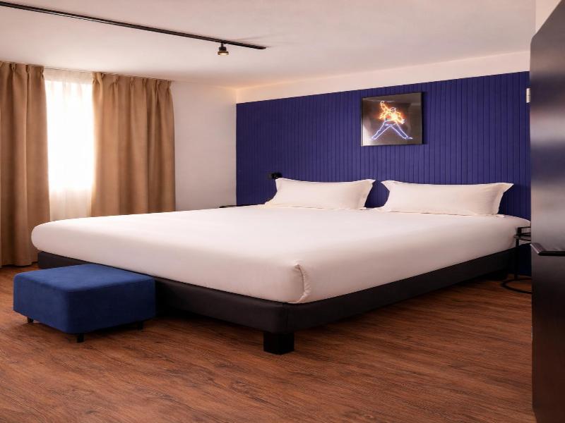 Clap Clap Hotel image