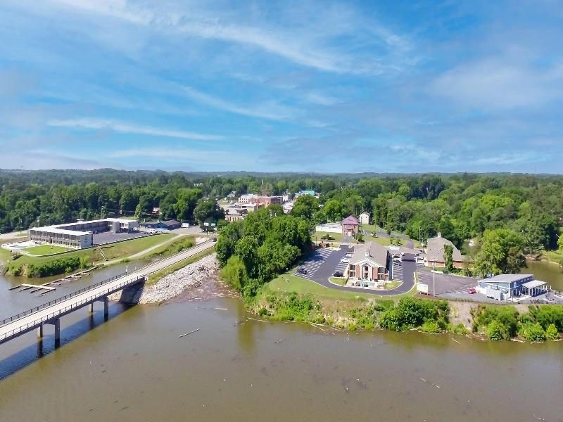 Clarion Pointe on the lake Clarksville South Hill image