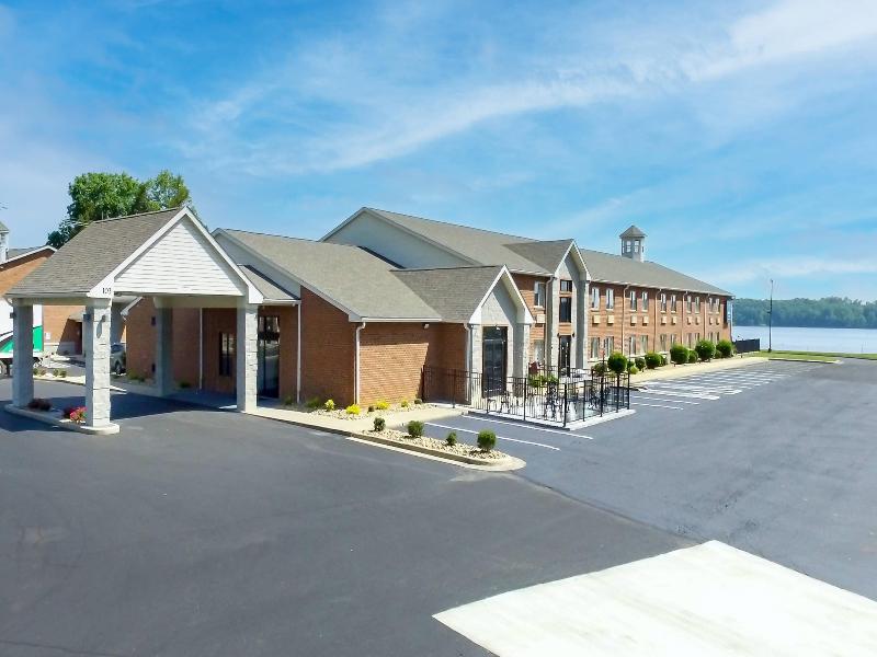 Clarion Pointe on the lake Clarksville South Hill image