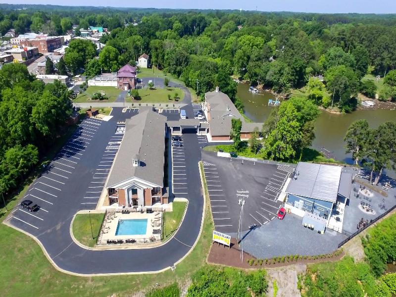 Clarion Pointe on the lake Clarksville South Hill image