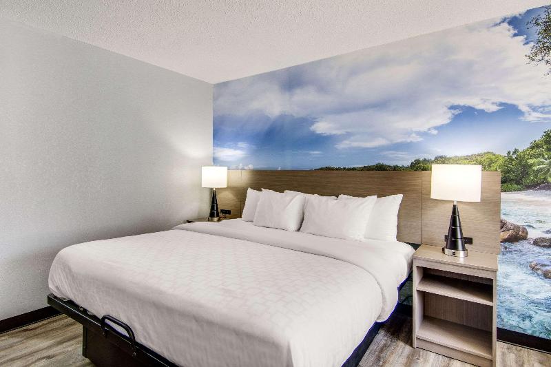 Clarion Pointe on the lake Clarksville South Hill image
