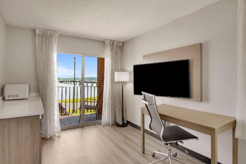 Clarion Pointe on the lake Clarksville South Hill image