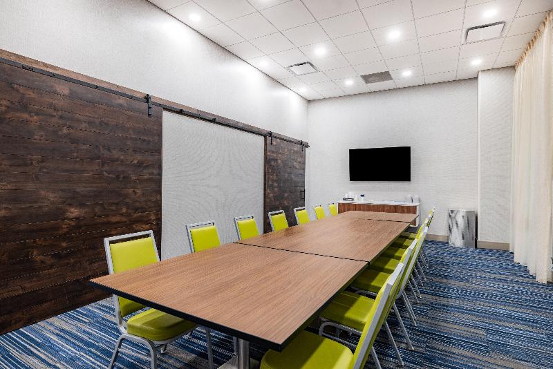 Holiday Inn Express & Suites Lincoln Downtown image