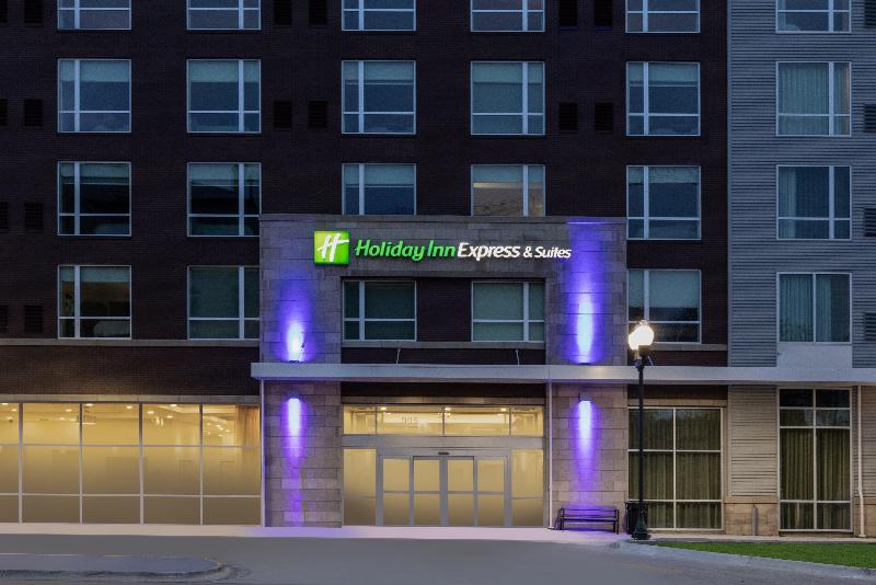 Holiday Inn Express & Suites Lincoln Downtown image